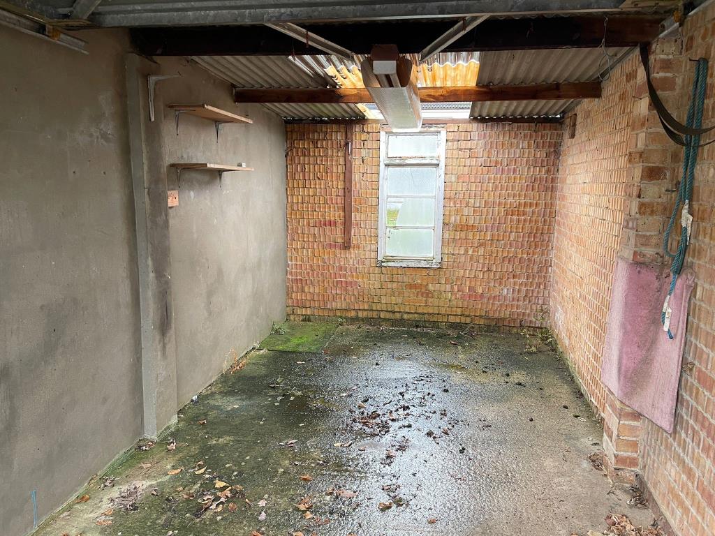 Lot: 129 - SEMI-DETACHED BUNGALOW WITH GARAGE - Inside of garage